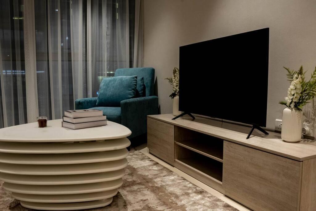 Apartment Palm Jumeirah Seven Palm 1 Bedroom With Infinity Pool And Palm Jumeirah *