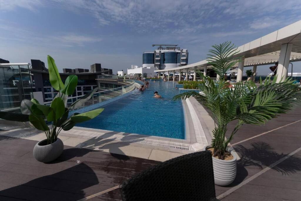 Apartment Palm Jumeirah Seven Palm 1 Bedroom With Infinity Pool And Palm Jumeirah